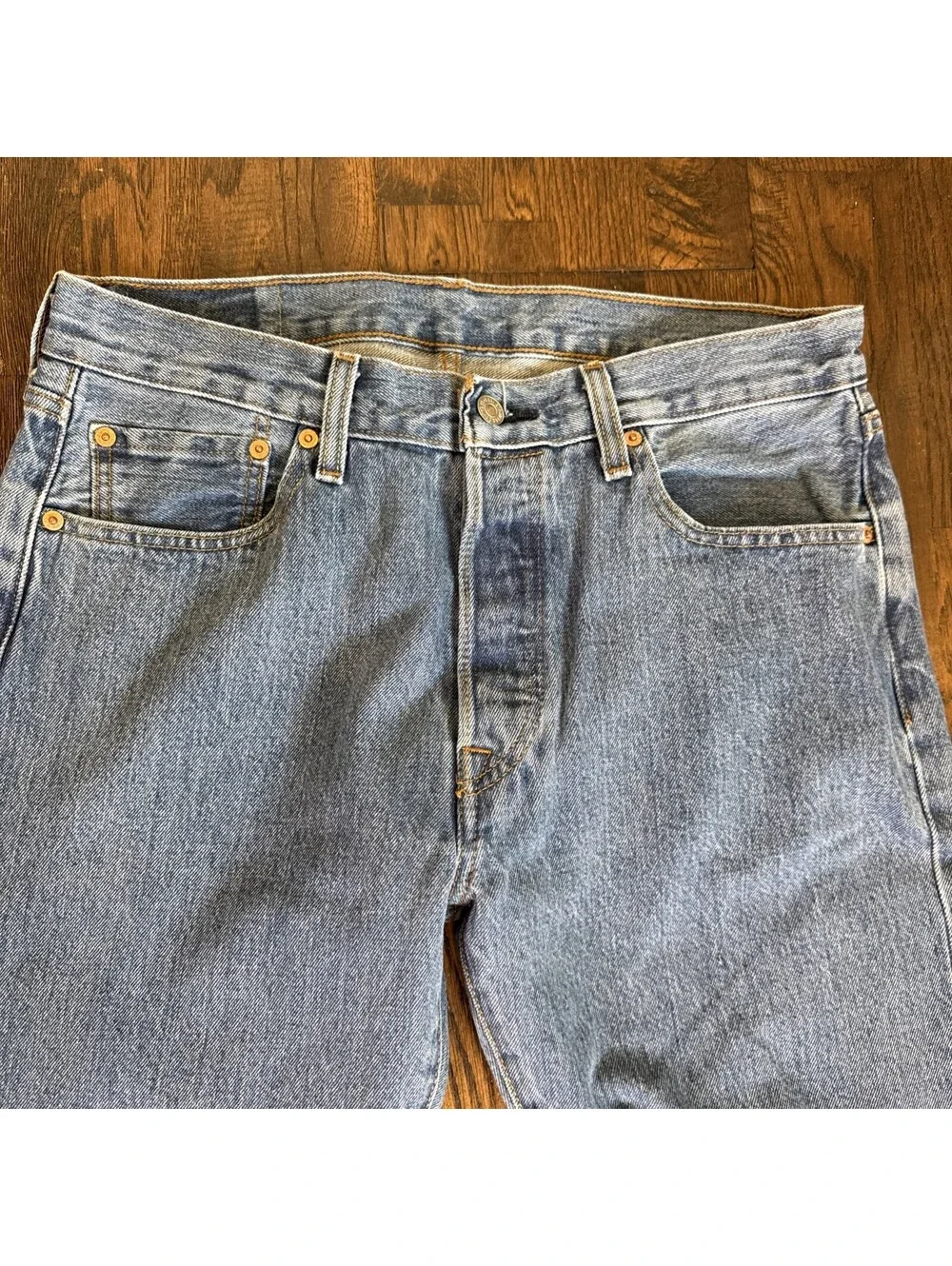 Levis 501 Jeans Mens 32x32 Light Wash Blue Button Fly Straight Leg Denim Classic